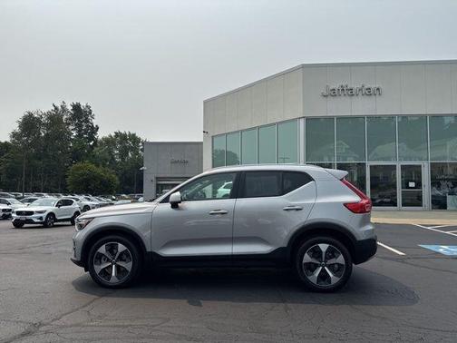 2023 Volvo XC40 B5 Plus Bright Theme