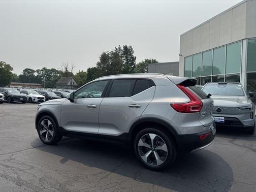 2023 Volvo XC40 B5 Plus Bright Theme