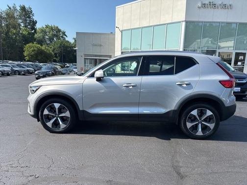 2023 Volvo XC40 B5 Plus Bright Theme