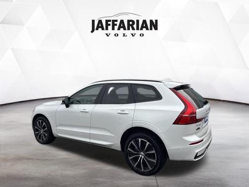 2024 Volvo XC60 B5 Plus Dark Theme