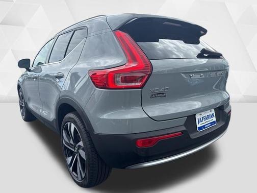 2024 Volvo XC40 B5 Plus Bright Theme