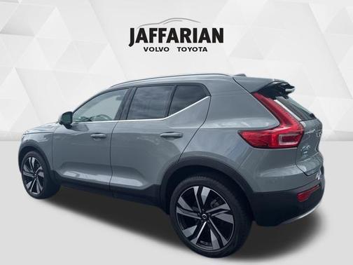 2024 Volvo XC40 B5 Plus Bright Theme