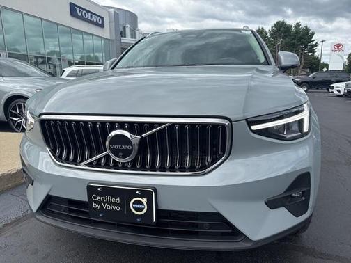 2024 Volvo XC40 B5 Plus Bright Theme