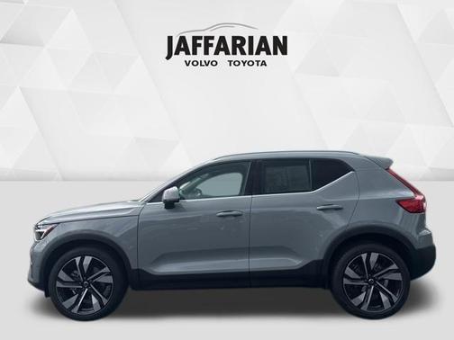 2024 Volvo XC40 B5 Plus Bright Theme