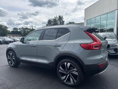 2024 Volvo XC40 B5 Plus Bright Theme