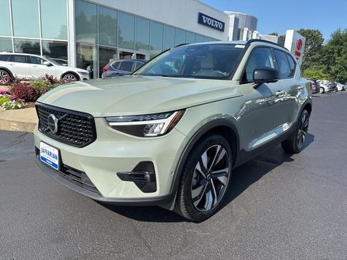 2024 Volvo XC40 B5 Plus Dark Theme