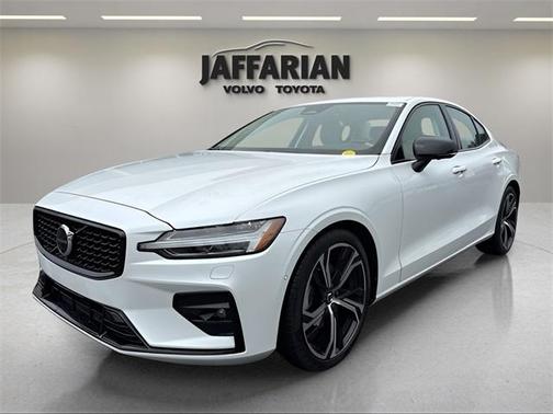 2024 Volvo S60 B5 Ultimate Dark Theme