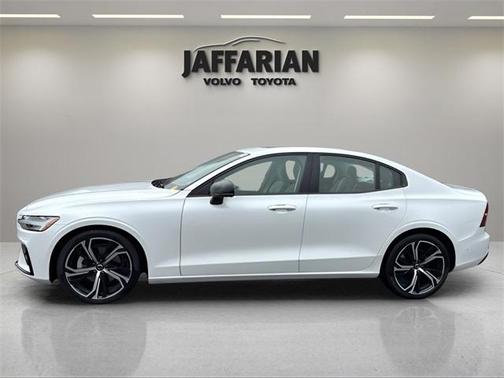 2024 Volvo S60 B5 Ultimate Dark Theme