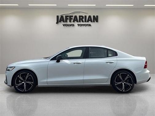 2024 Volvo S60 B5 Ultimate Dark Theme