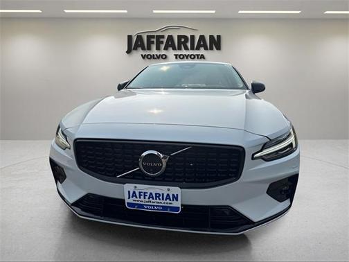 2024 Volvo S60 B5 Ultimate Dark Theme