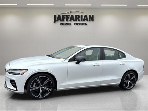 2024 Volvo S60 B5 Ultimate Dark Theme