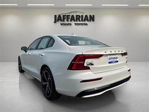 2024 Volvo S60 B5 Ultimate Dark Theme