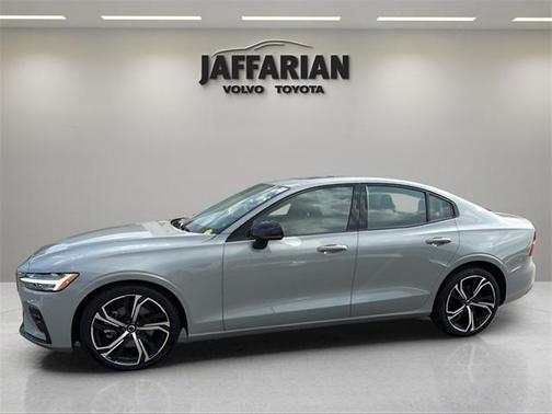 2024 Volvo S60 B5 Core Dark Theme
