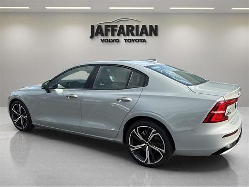 2024 Volvo S60 B5 Core Dark Theme