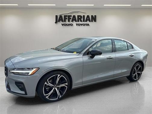 2024 Volvo S60 B5 Core Dark Theme