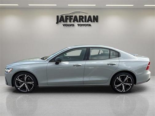 2024 Volvo S60 B5 Core Dark Theme