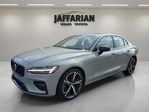 2024 Volvo S60 B5 Core Dark Theme