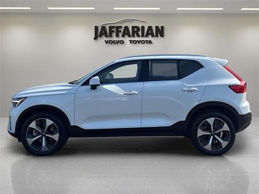 2025 Volvo XC40 B5 Plus Bright Theme