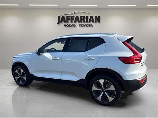 2025 Volvo XC40 B5 Plus Bright Theme