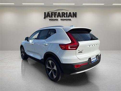 2025 Volvo XC40 B5 Plus Bright Theme