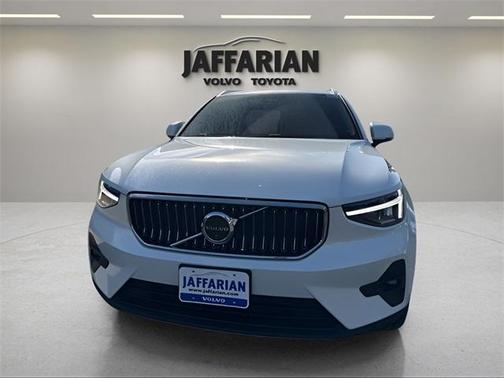 2025 Volvo XC40 B5 Plus Bright Theme