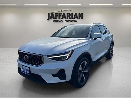 2025 Volvo XC40 B5 Plus Bright Theme
