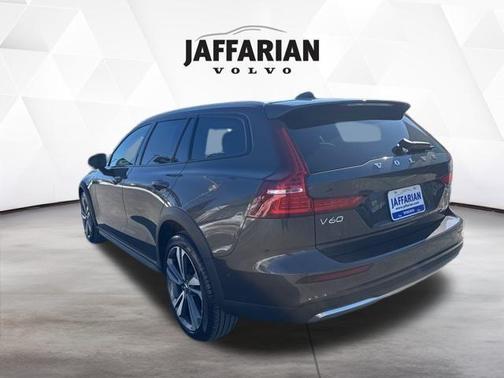 2025 Volvo V60 Cross Country B5 Plus