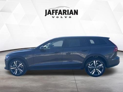 2025 Volvo V60 Cross Country B5 Plus