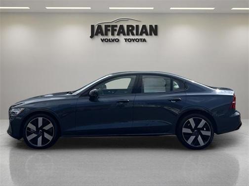 2024 Volvo S60 Recharge Plug-In Hybrid T8 Plus Dark Theme