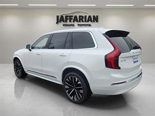 2025 Volvo XC90 B5 Plus