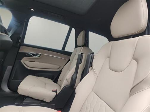 2025 Volvo XC90 B5 Plus
