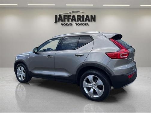 2022 Volvo XC40 T5 Momentum