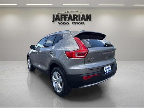 2022 Volvo XC40 T5 Momentum