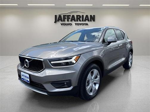 2022 Volvo XC40 T5 Momentum