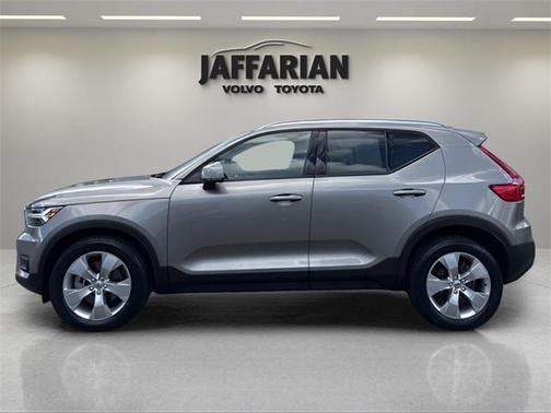 2022 Volvo XC40 T5 Momentum