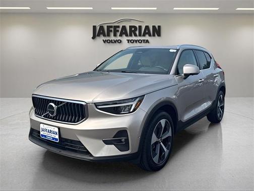 2024 Volvo XC40 B5 Plus Bright Theme