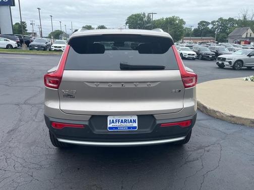 2024 Volvo XC40 B5 Plus Bright Theme