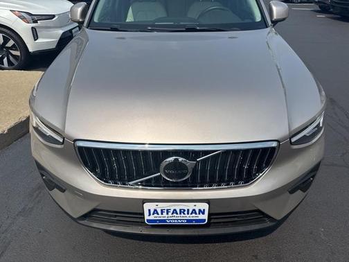 2024 Volvo XC40 B5 Plus Bright Theme