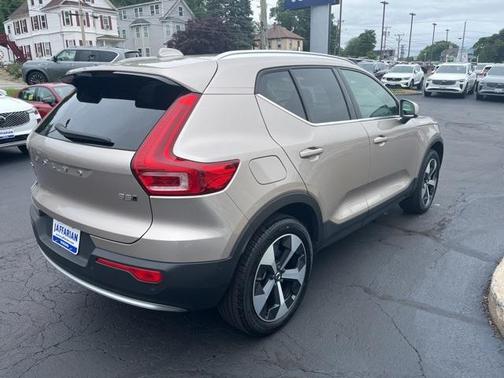2024 Volvo XC40 B5 Plus Bright Theme