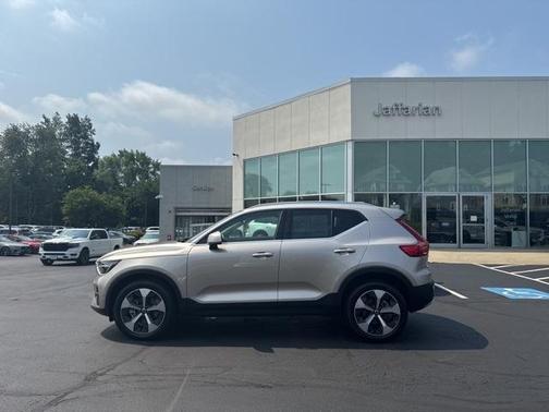 2024 Volvo XC40 B5 Plus Bright Theme