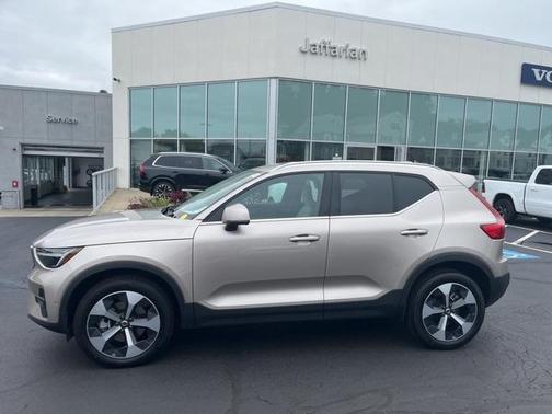 2024 Volvo XC40 B5 Plus Bright Theme