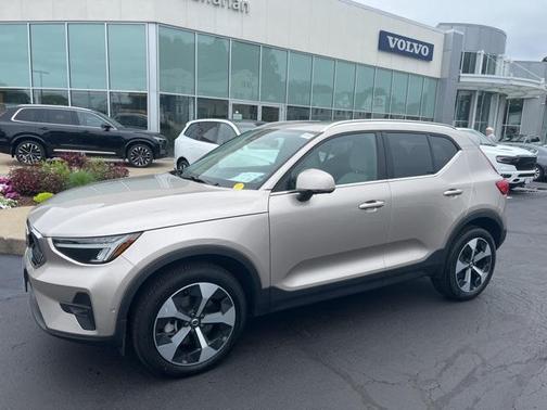 2024 Volvo XC40 B5 Plus Bright Theme