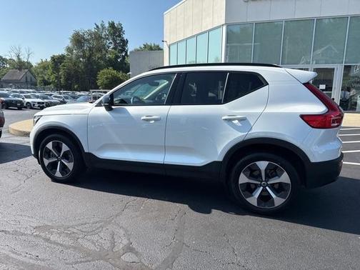 2023 Volvo XC40 B5 Plus Dark Theme