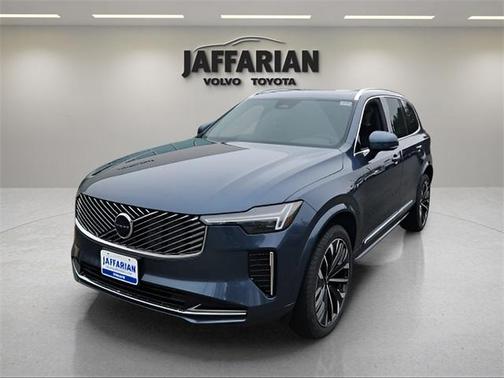 2025 Volvo XC90 B6 Core