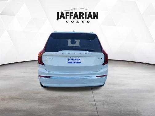 Crystal White Pearl 2026 Volvo XC90 B6 Ultra