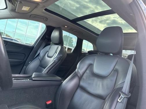 2022 Volvo XC60 B5 Inscription