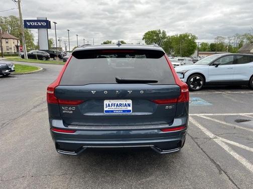 2024 Volvo XC60 B5 Plus Dark Theme