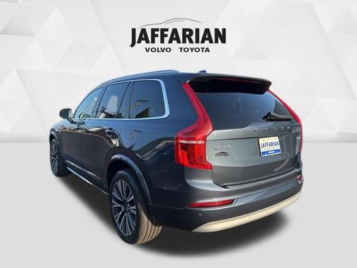 2022 Volvo XC90 T6 Momentum 7 Passenger
