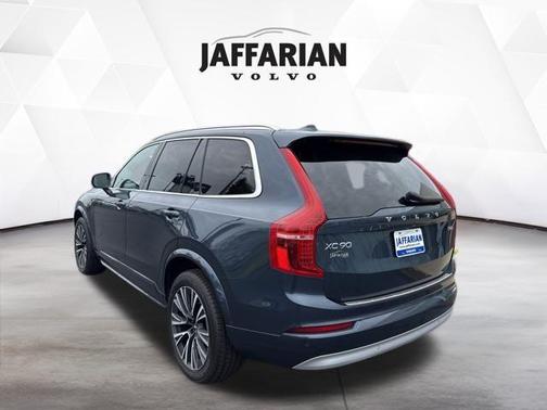 2022 Volvo XC90 T6 Momentum 7 Passenger