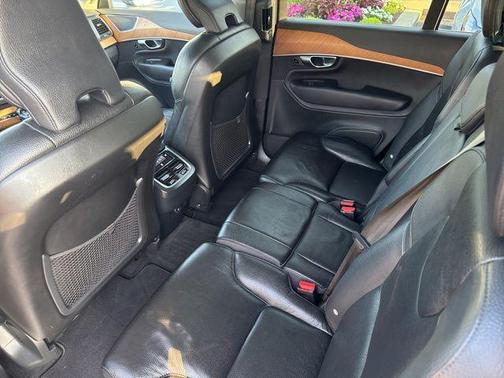 2022 Volvo XC90 T6 Momentum 7 Passenger